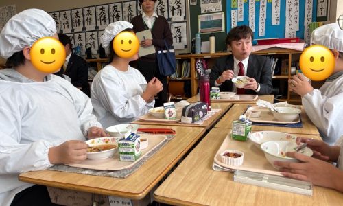 市内飲食店とのコラボ給食をいただく